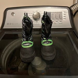 Toddler size 7 Northside snow boots